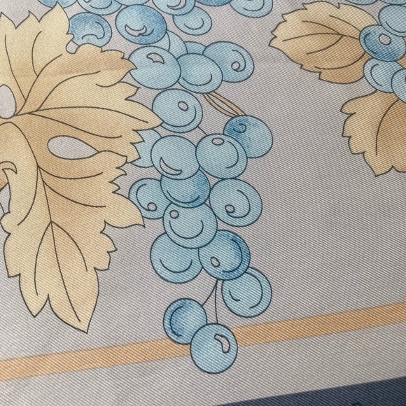 TORRES silk scarf. Made in Italy. Grape motif - Picture 8 of 10